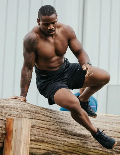 4C9A0736 Muscular man jumping over a huge log.