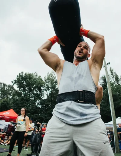 4C9A2433 Man carrying a log duirng CrossFit DHF training.