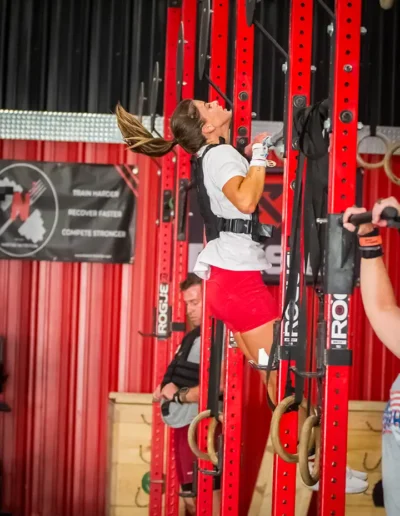 CFDHFMURPH-042 Group of people on bars duirng CrossFit DHF training.