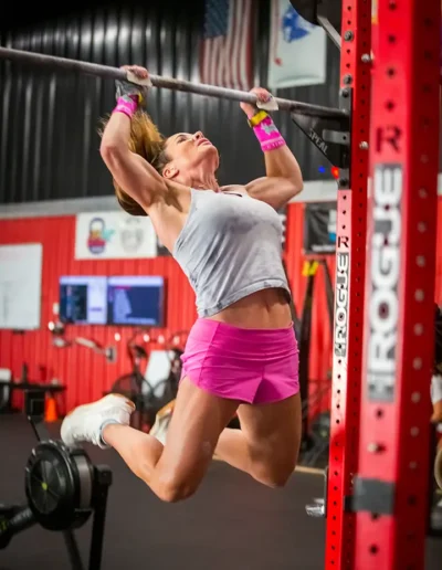 CFDHFMURPH-126 Woman doing chin ups duirng CrossFit DHF training.