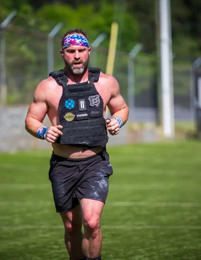 CFDHFMURPH-248 Muscular man running duirng CrossFit DHF training.