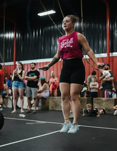 UXW_4639 Fit woman jumps rope duirng CrossFit DHF training.